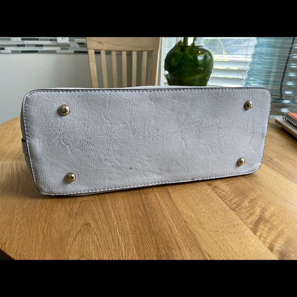 Greige doily pattern purse with removable shoulder strap - Picture 10 of 15